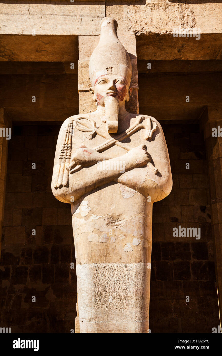 Statua di Osiride al Tempio della Regina Hatshepsut a Deir el-Bahari in Egitto. Foto Stock