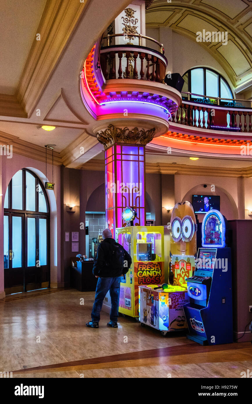 Kursaal sala giochi per giocare giochi, piscina, slot machines, bowling scommesse. Southend-on-Sea, Essex, Inghilterra Foto Stock