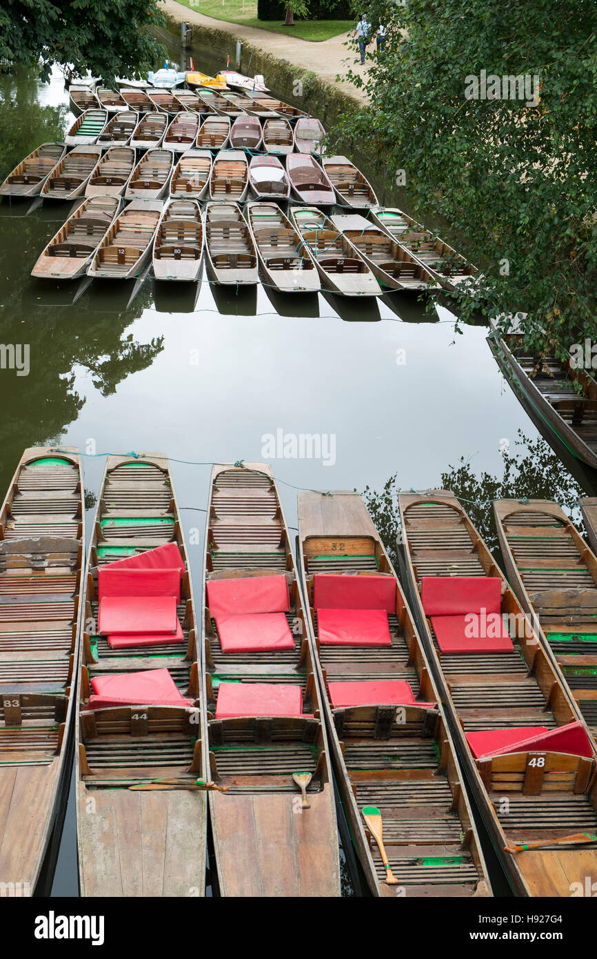 Svuotare sterline sul fiume Cherwell. Foto Stock