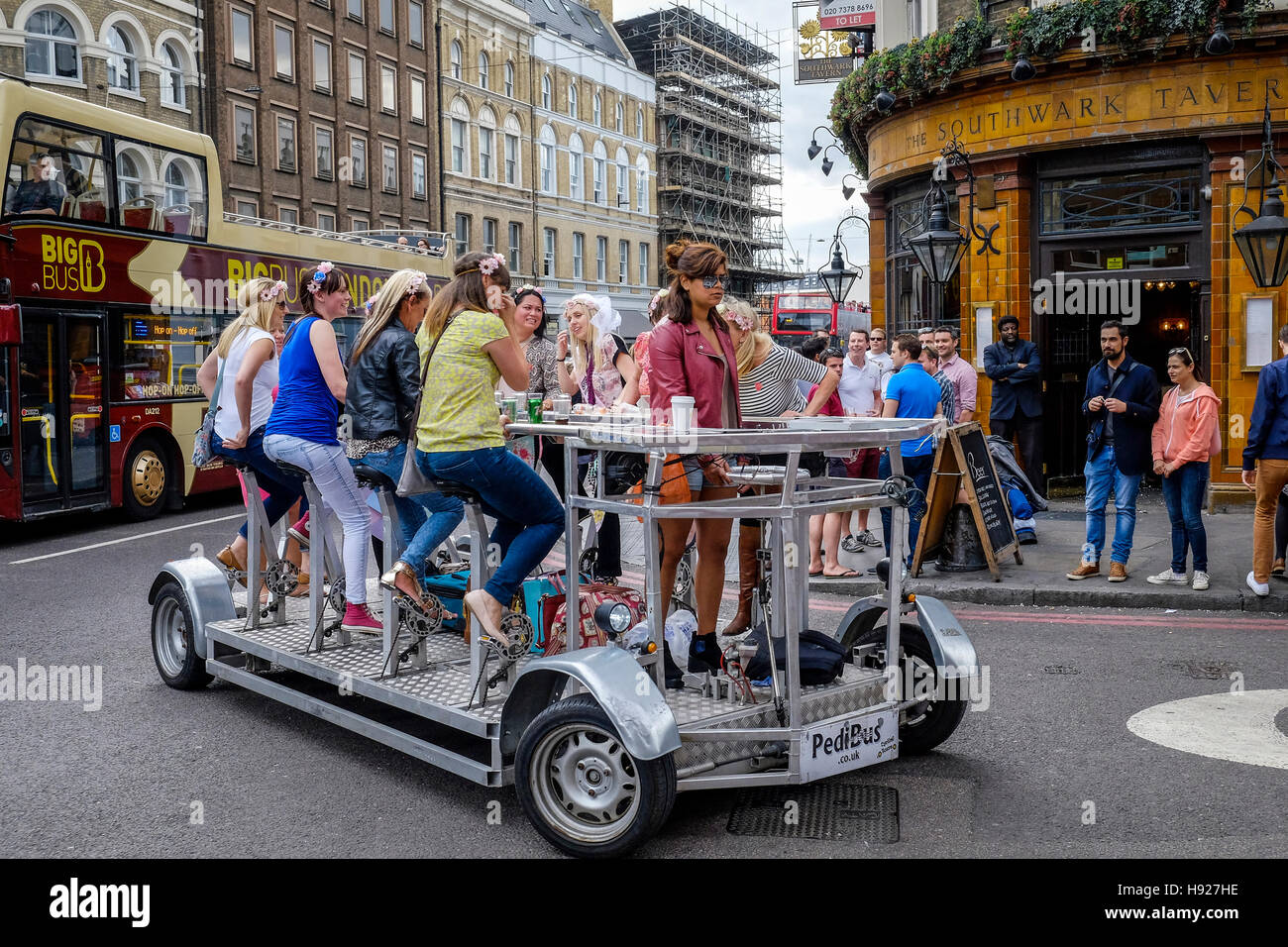 Un partito di gallina che viaggiano su un PediBus a Southwark a Londra. Foto Stock