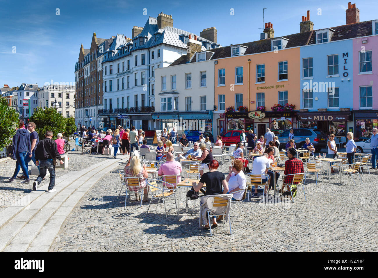 Le persone che si godono il sole estivo come rilassarsi in Margate nel Kent. Foto Stock