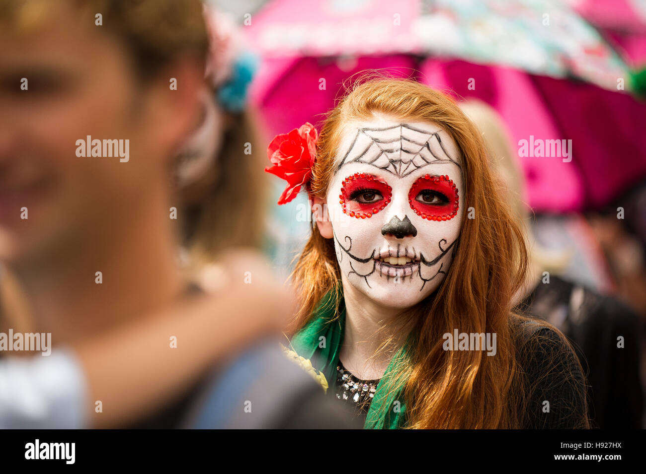 I partecipanti nella colorata Mazey giorno celebrazioni in Penzance in Cornovaglia. Foto Stock