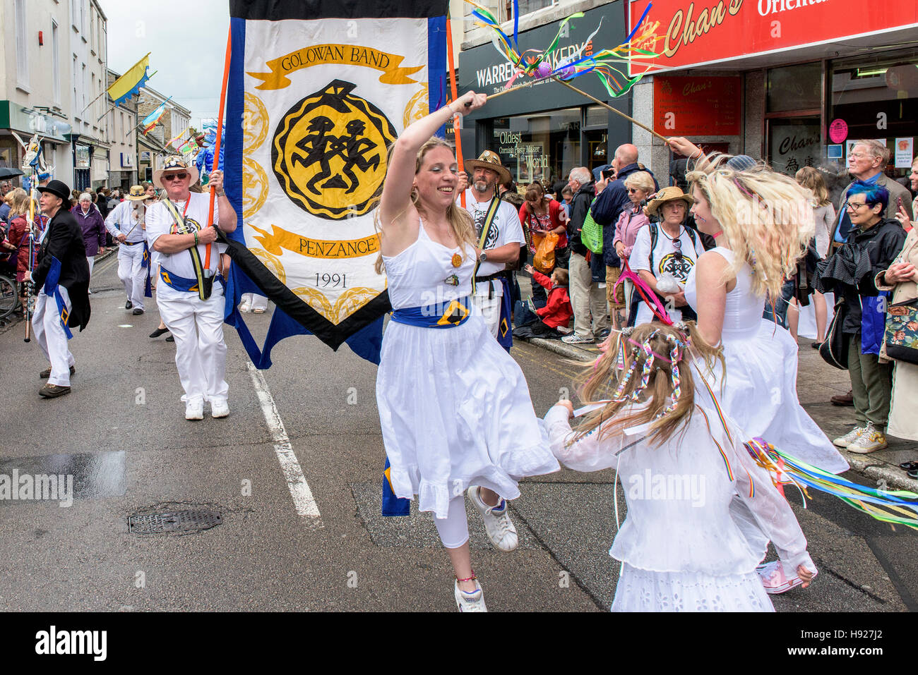 I ballerini di portare la banda di Golowan durante il giorno Mazey celebrazioni in Penzance in Cornovaglia. Foto Stock