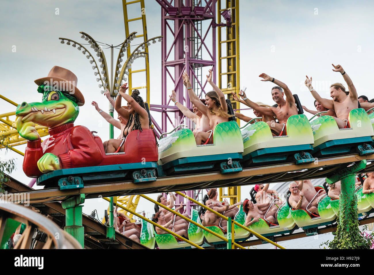 Nudo di brivido ride il verde urlare roller coaster su una molto fredda mattina di Adventure Island di Southend in Essex. Foto Stock