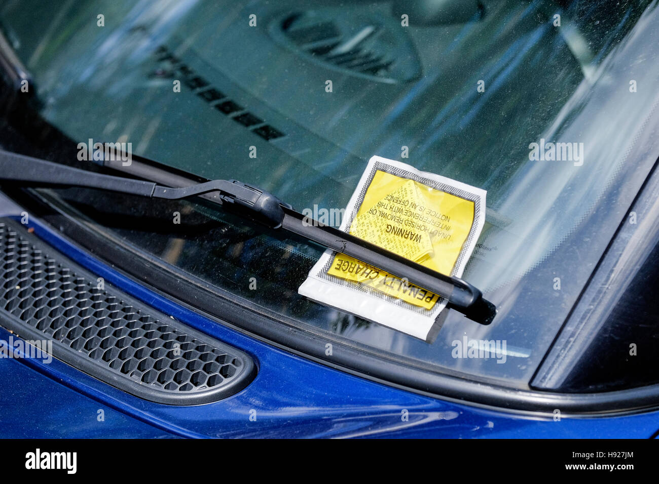 Un biglietto di parcheggio su un parabrezza di un auto. Foto Stock