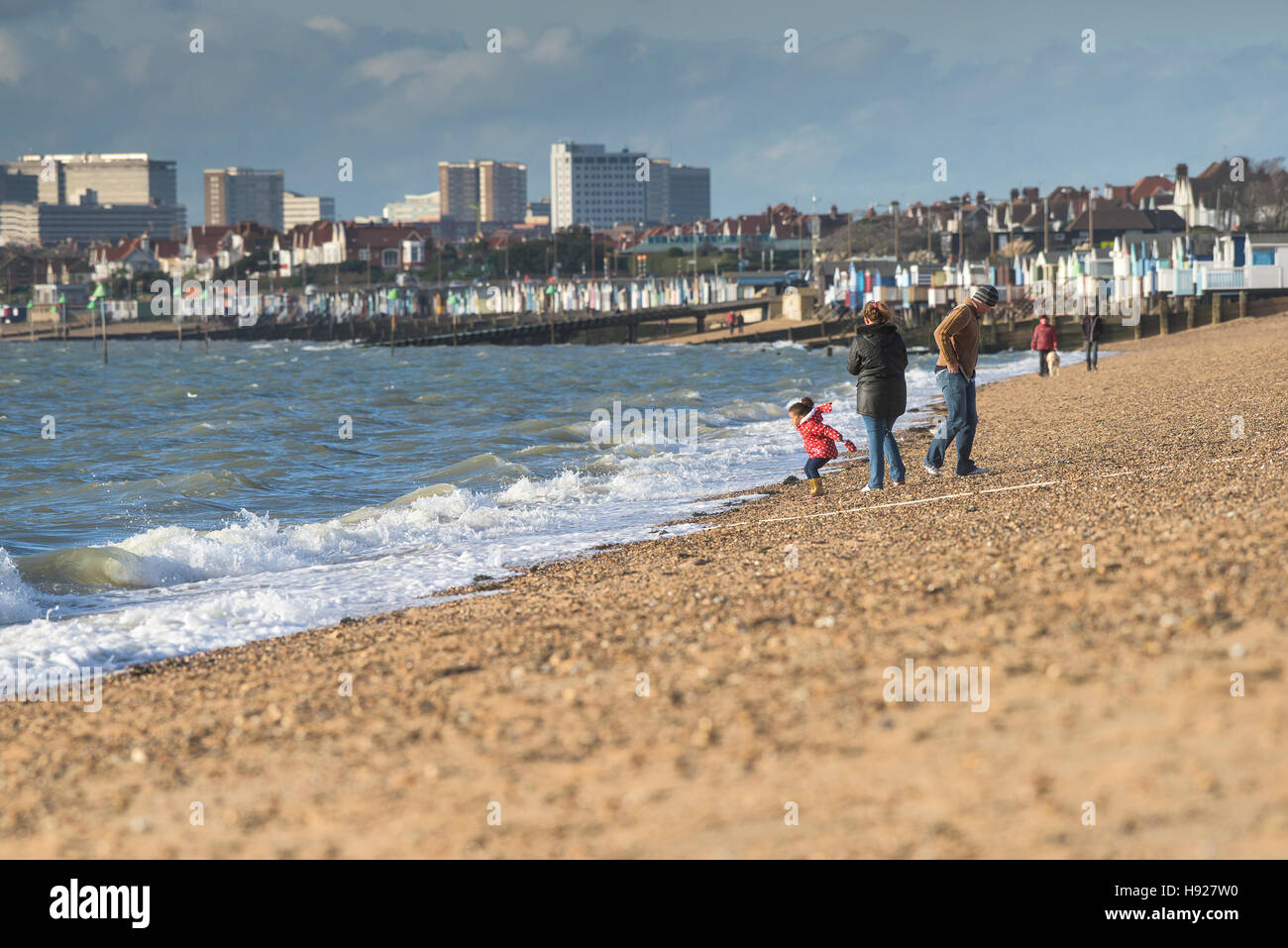 Una famiglia che si diverte sulla spiaggia di Thorpe Bay di Southend on Sea in Essex. Foto Stock