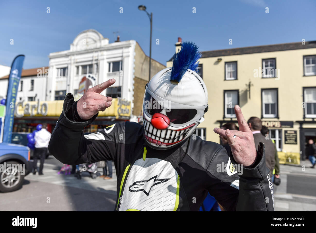 Una moto rider indossa un grottesco casco di sicurezza al Southend Shakedown. Foto Stock