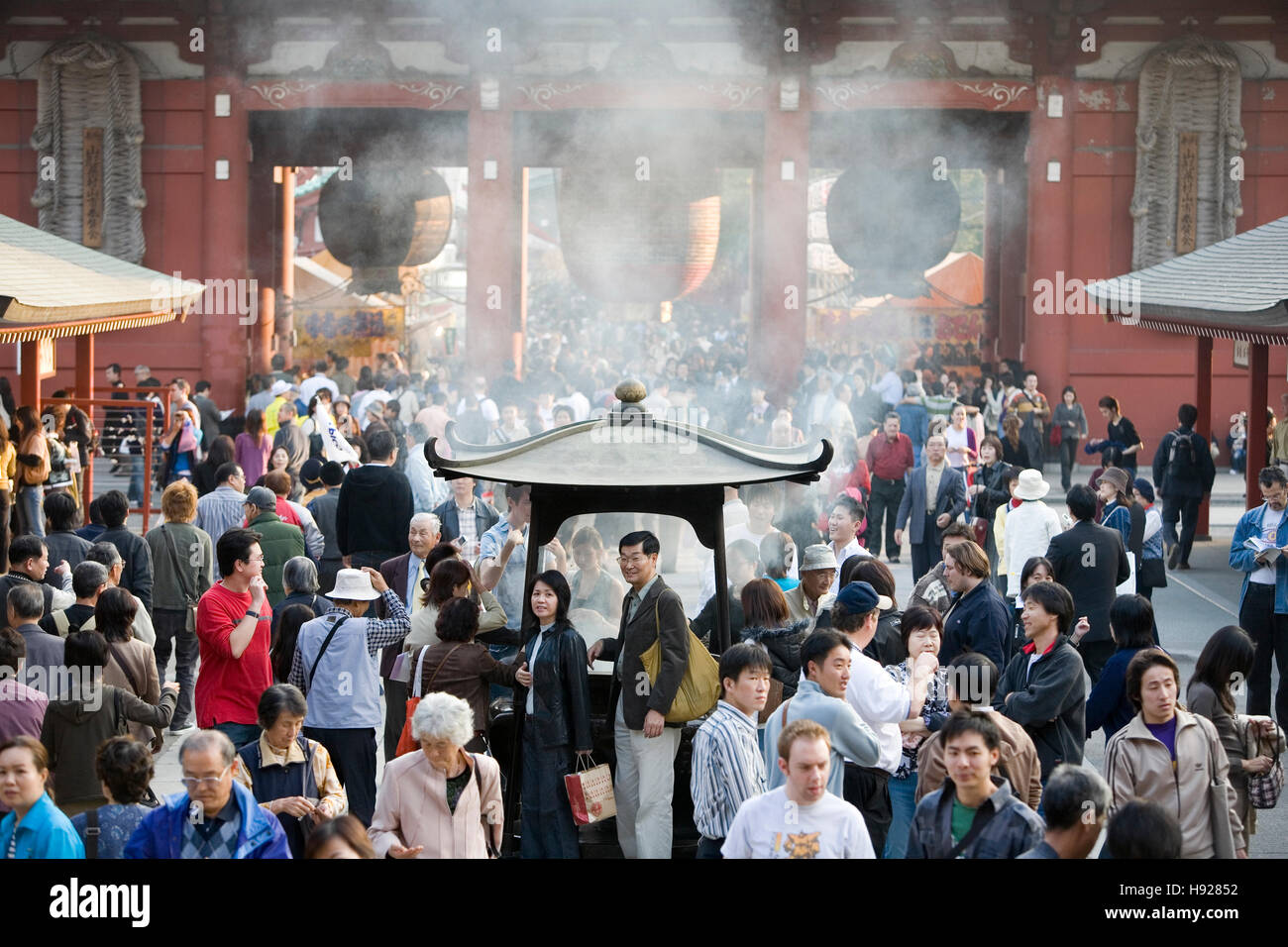 Il bruciatore di incenso al senso ji in Tokyo. Foto Stock