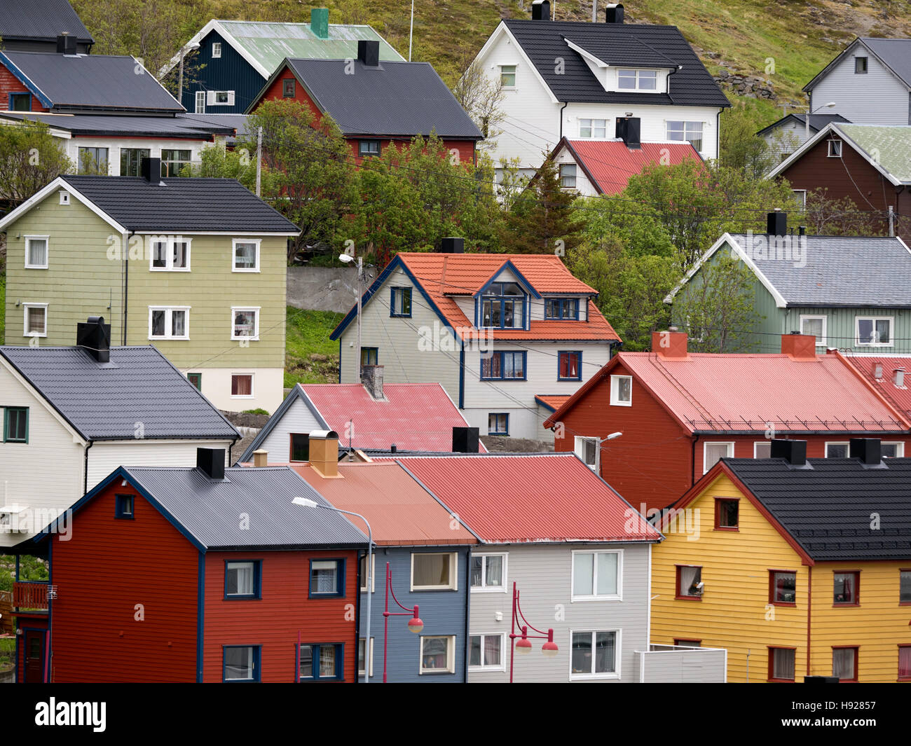 Variopinte case di legno in Honningsvag in Norvegia. Foto Stock