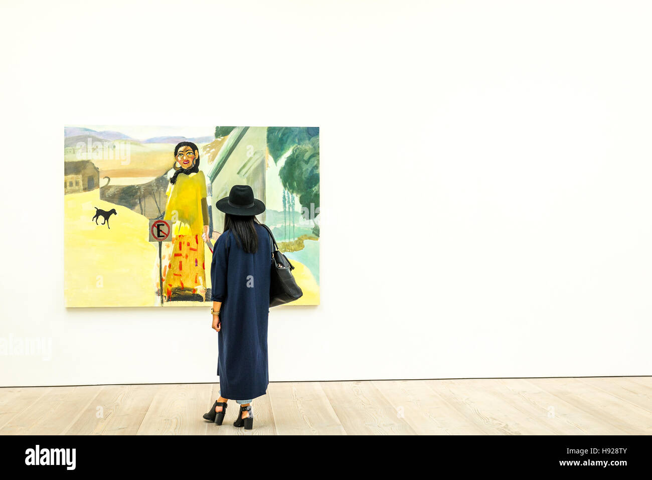 Una donna ammirando una pittura all'interno della Saatchi Gallery. Foto Stock