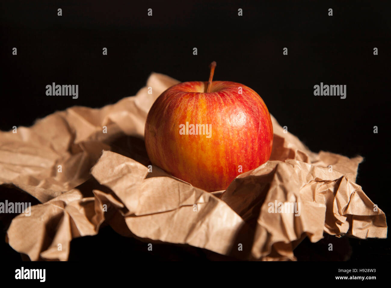 Un rosso Apple dotato di contro nero o sfondo bianco. Foto Stock