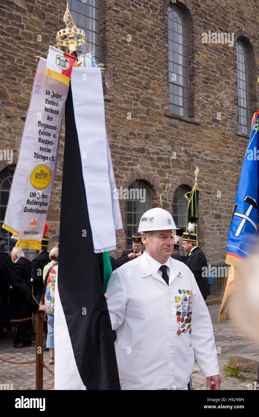 Germania, la zona della Ruhr, Witten, minatore con abiti da lavoro, minatori giornata presso la ex miniera di carbone Nachtigall, alfiere. Foto Stock