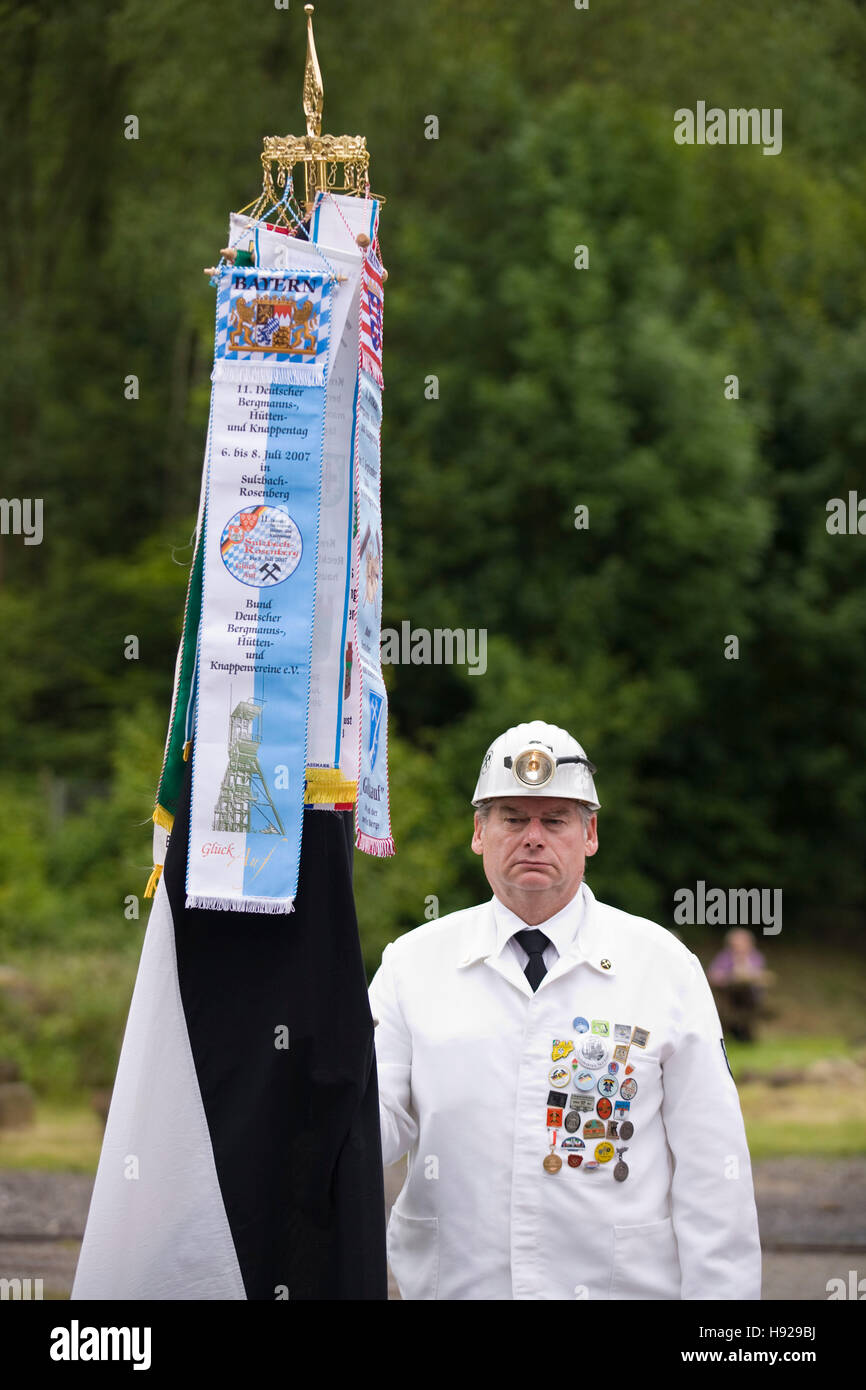 Germania, la zona della Ruhr, Witten, minatore con abiti da lavoro, minatori giornata presso la ex miniera di carbone Nachtigall, alfiere. Foto Stock