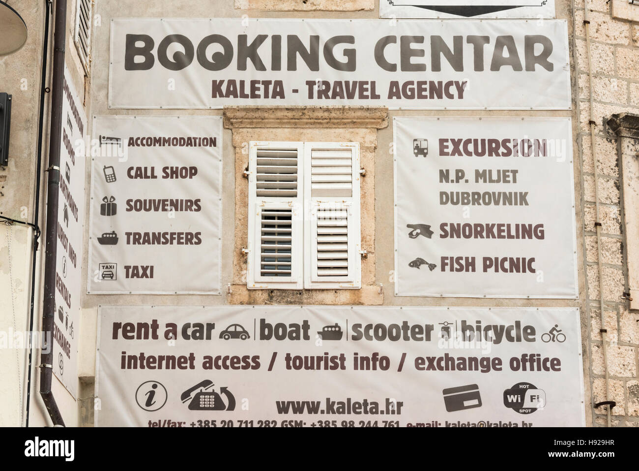 Pubblicita segni su una parete adverting gite turistiche e noleggio auto in korcula croazia Foto Stock