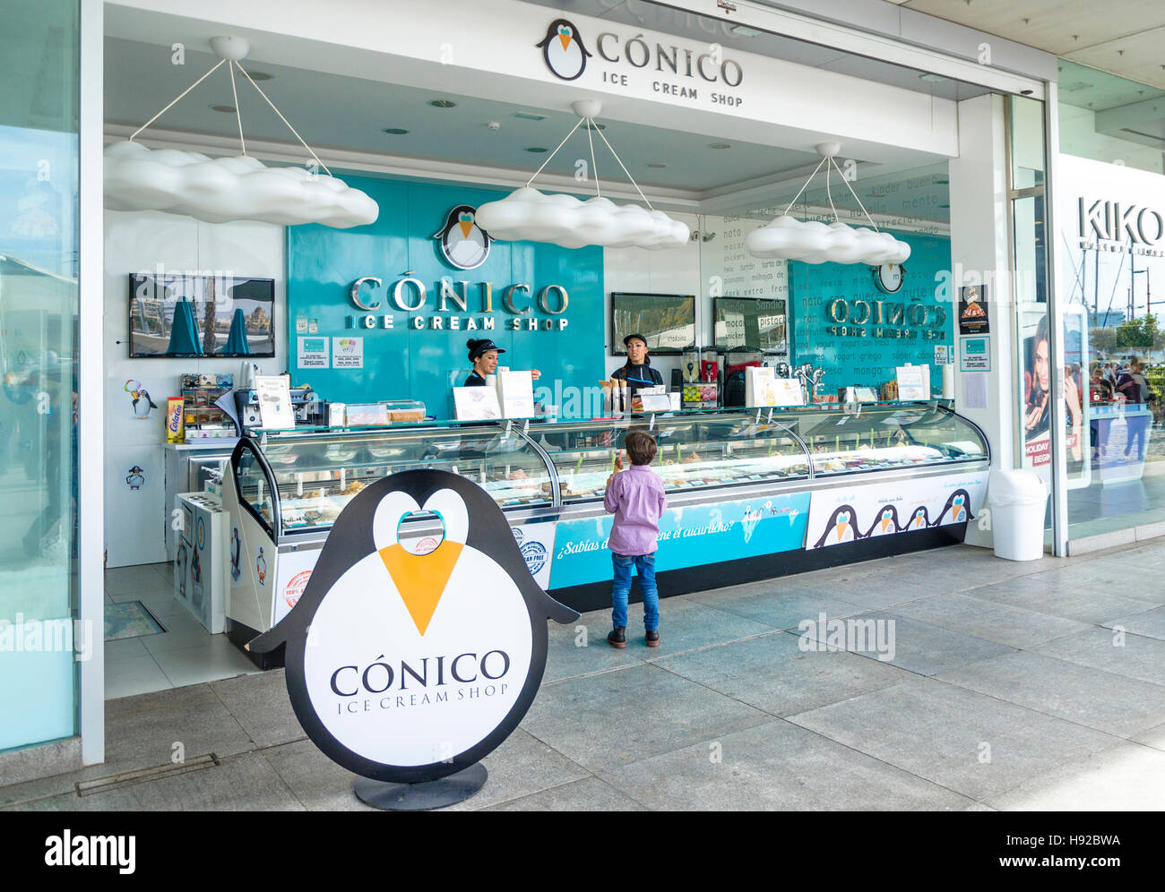 Conico ice cream shop store nel porto di Malaga, Andalusia, Spagna. Foto Stock