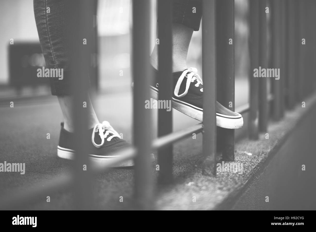 Street Style indossando la cultura giovanile scarpe Concept Foto Stock