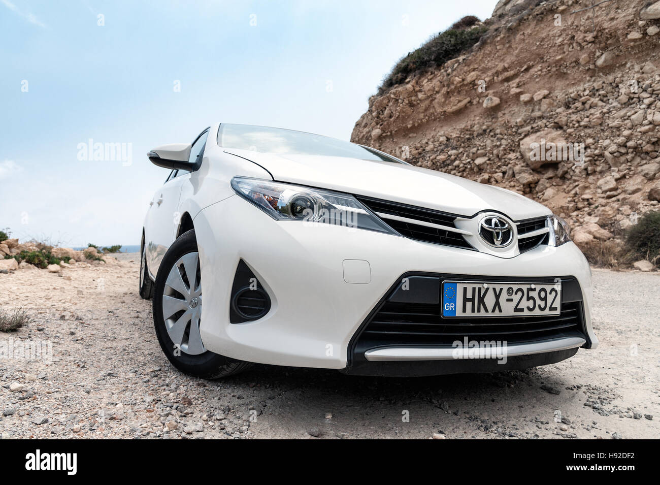 SITIA, Creta, Grecia - Agosto 2016: primo piano della Toyota Auris stare fra le montagne vicino Sitia città sull isola di Creta, Grecia Foto Stock
