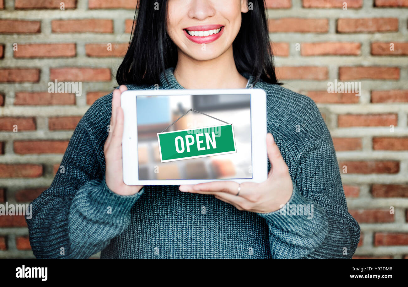 Aprire il banner di segno di benvenuto Concetto di preavviso Foto Stock