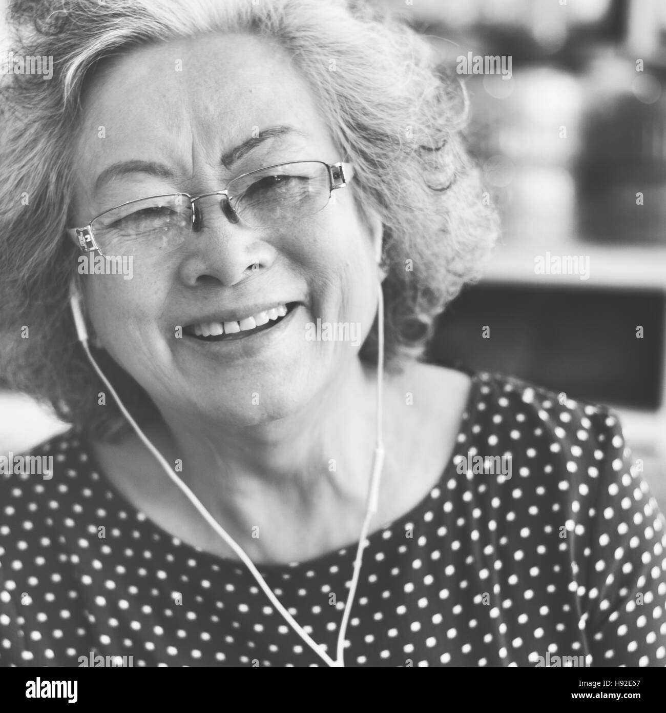 Tessitura a maglia di ago in lavoro di ricamo di filo Craft sciarpa Concept Foto Stock