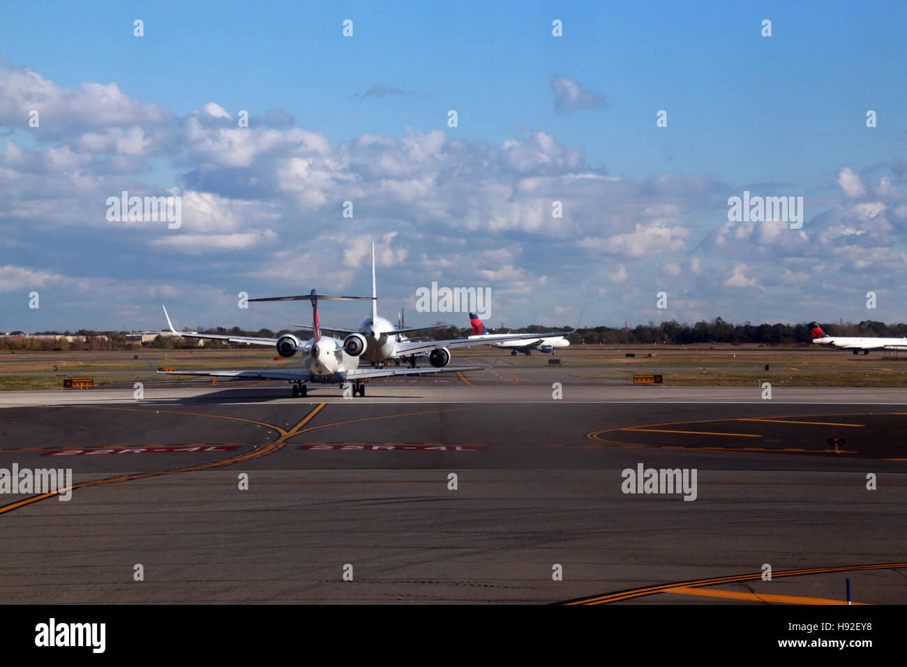 Gli aerei in coda per il decollo, Aeroporto Internazionale JFK, Queens, NY, STATI UNITI D'AMERICA Foto Stock