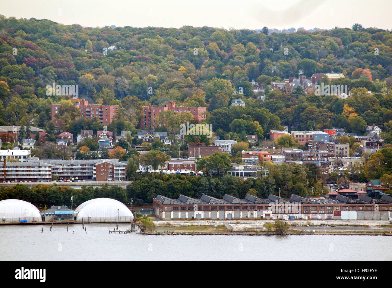 Vista di Hastings-su-Hudson, NY dal New Jersey Palisades Foto Stock