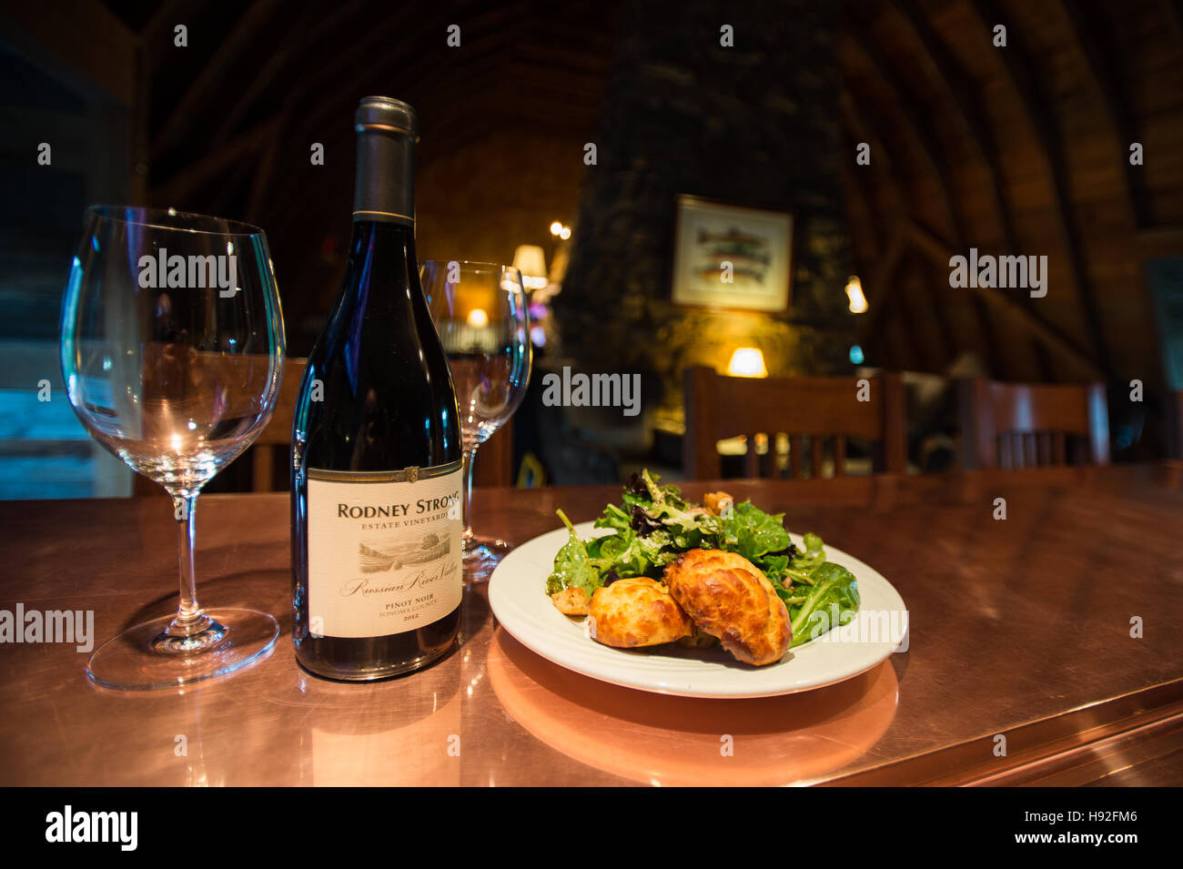 Antipasto di insalata con il vino Foto Stock