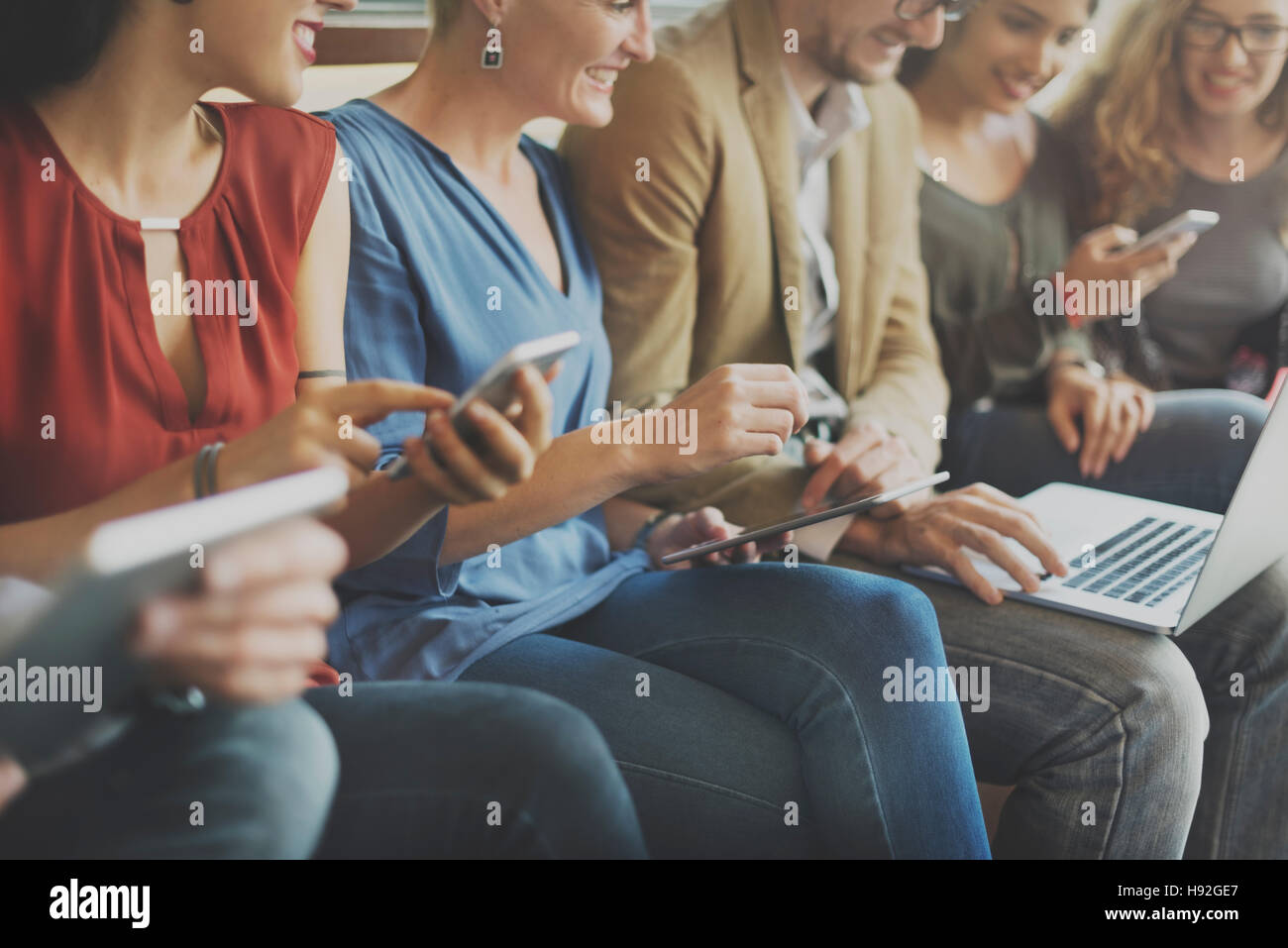 Diverse persone dispositivi elettronici Concetto di connessione Foto Stock