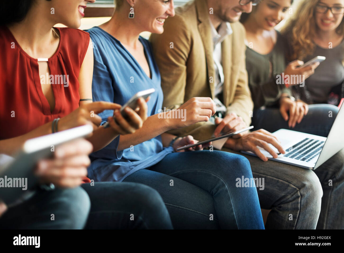 Diverse persone dispositivi elettronici Concetto di connessione Foto Stock
