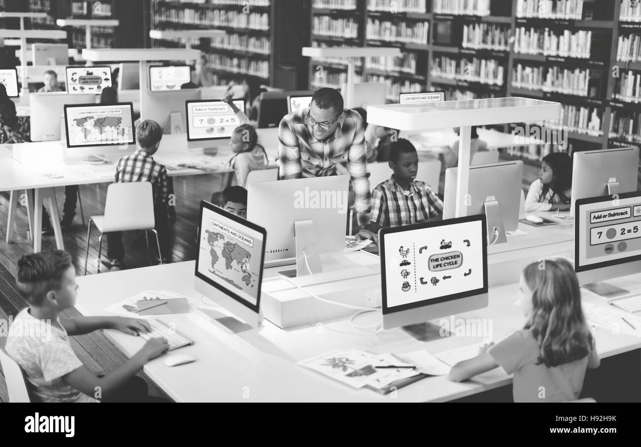 Lo Studio Lo Studio per saperne di apprendimento della classe il concetto di Internet Foto Stock