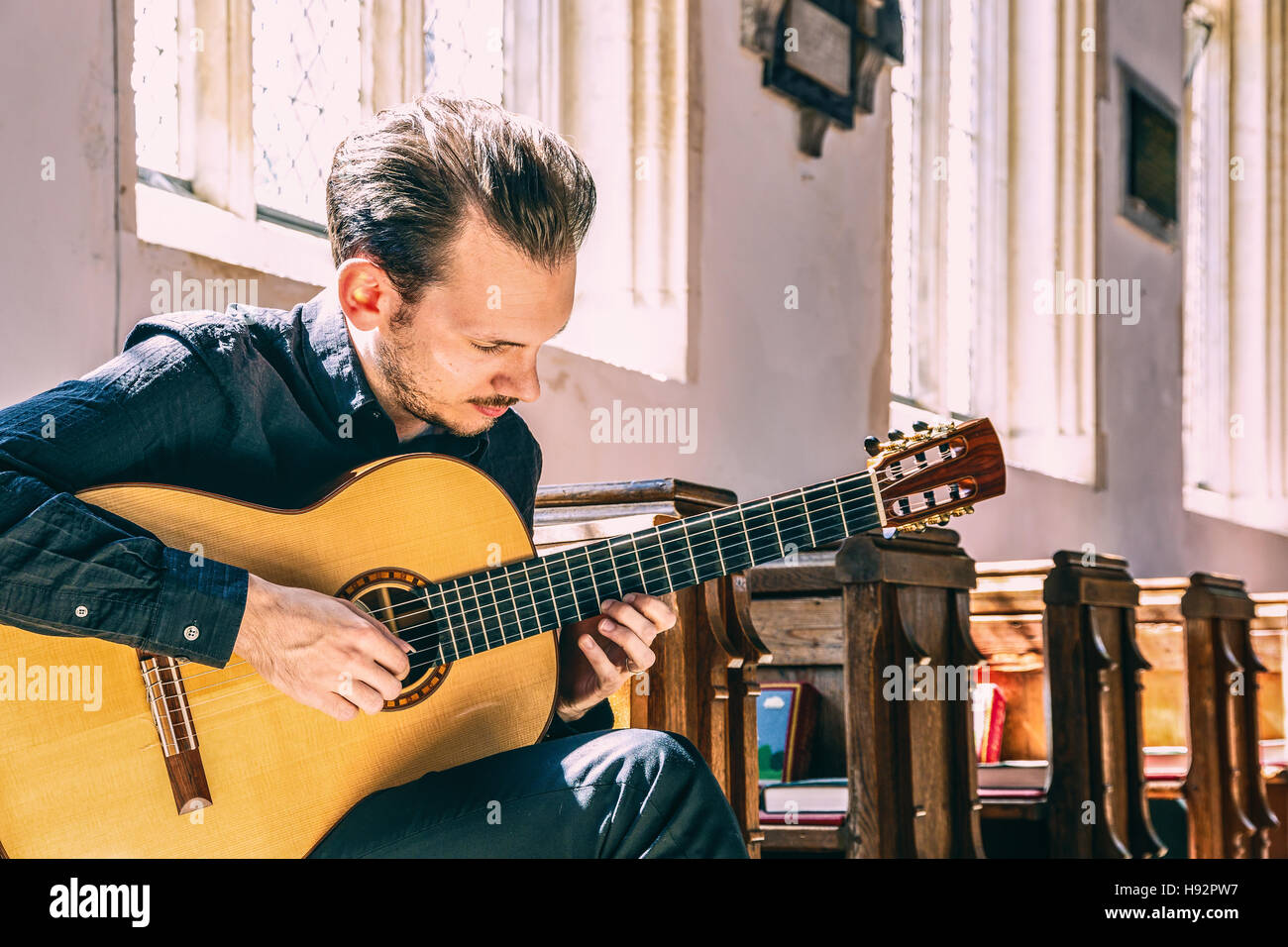 Giovane maschio musicista classico con una chitarra Foto Stock