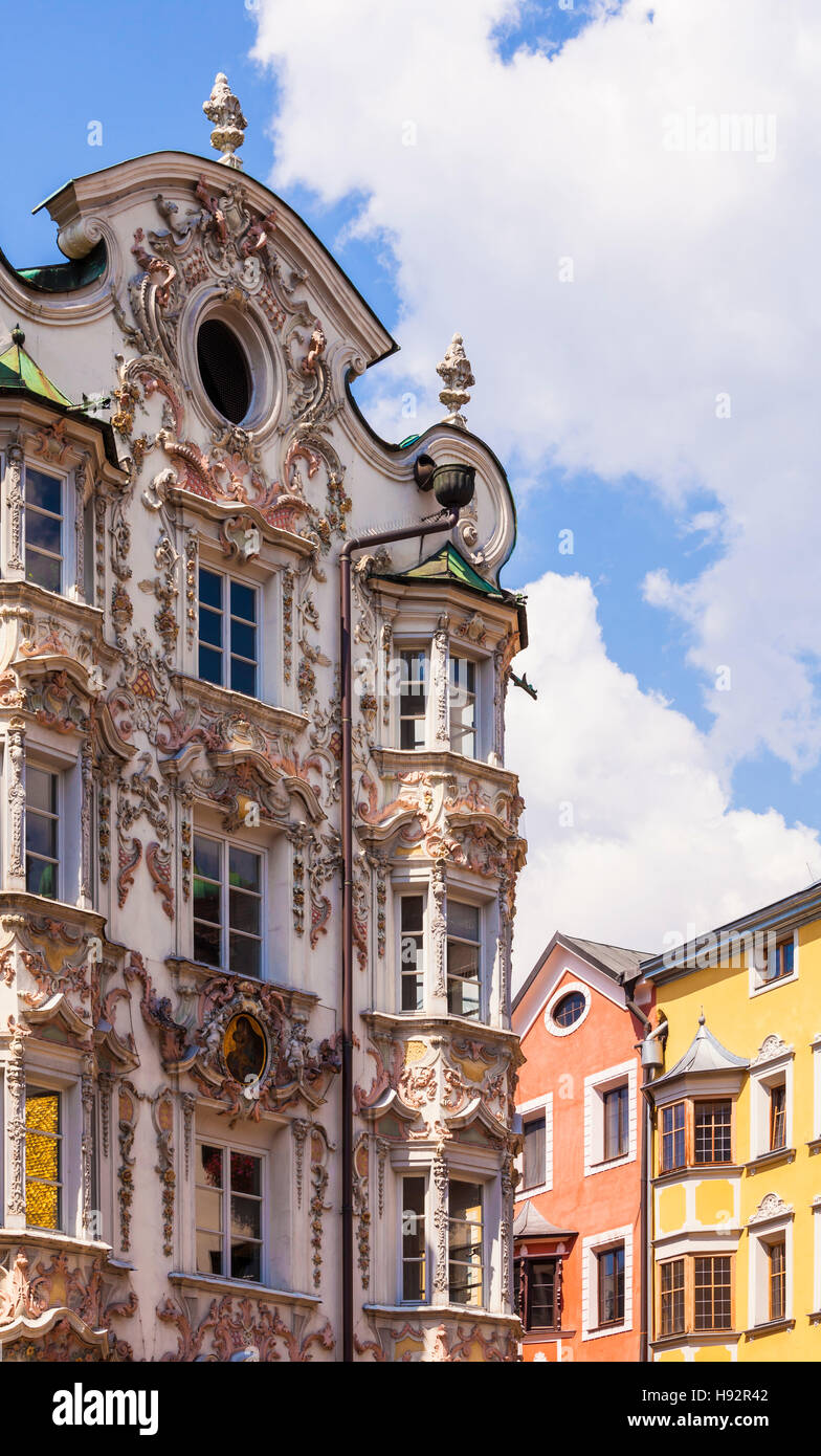 Parte anteriore del HELBINGHAUS edificio in stile barocco, HERZOG-FRIEDRICH-Strasse, città vecchia, Innsbruck, in Tirolo, Austria Foto Stock