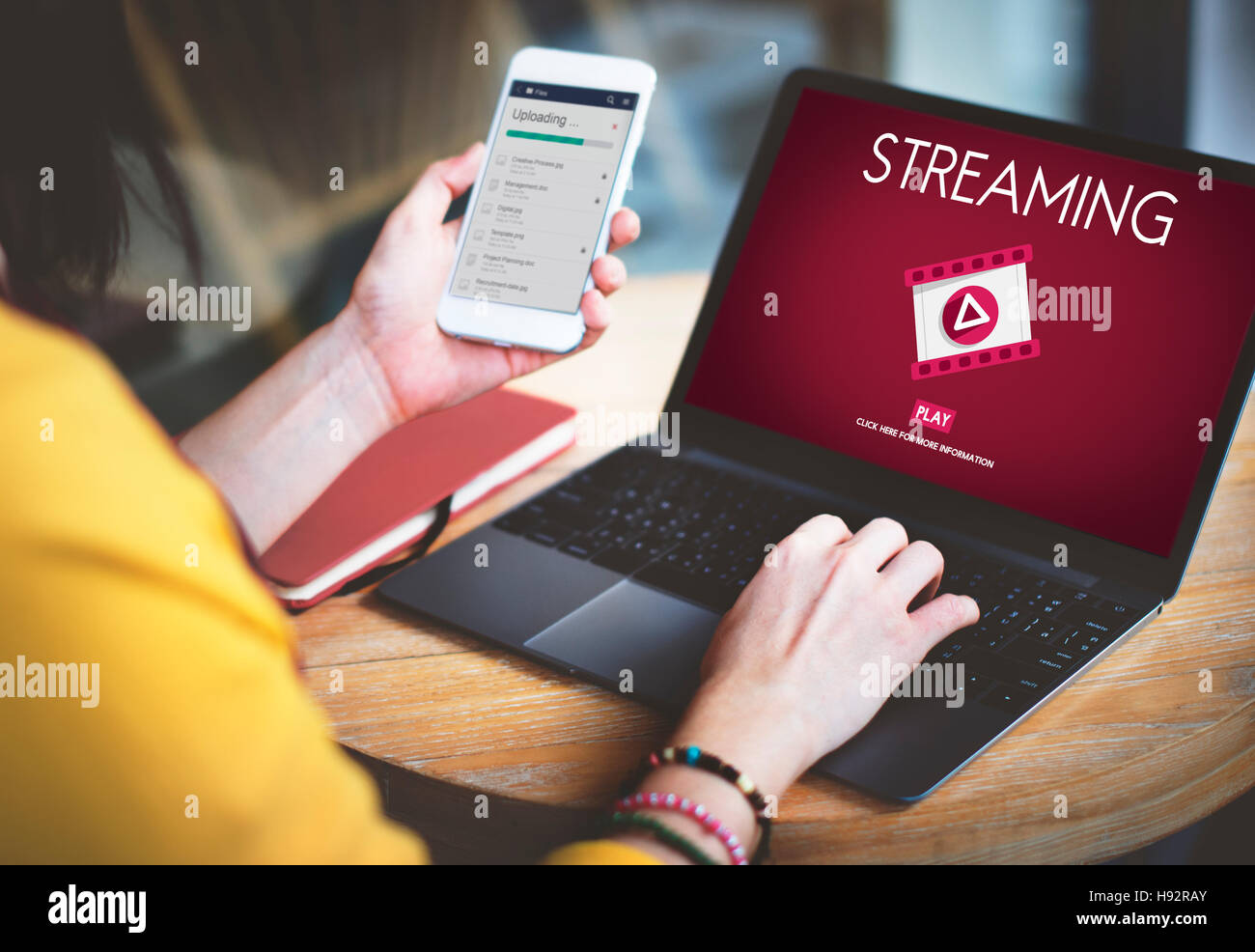 Streaming Video Audio ascolto concetto multimediale Foto Stock