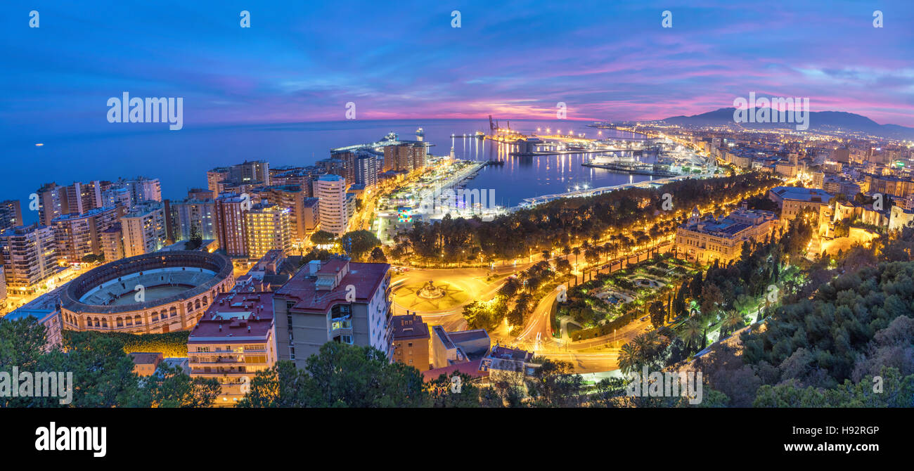 Panorama della costa del mare e il porto di Malaga il tramonto, Andalusia, Spagna Foto Stock