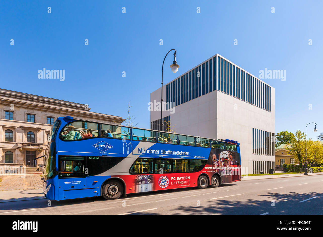 BUS, giro panoramico, Monaco centro di documentazione per la storia del socialismo nazionale, Königsplatz, Monaco di Baviera, Germania Foto Stock