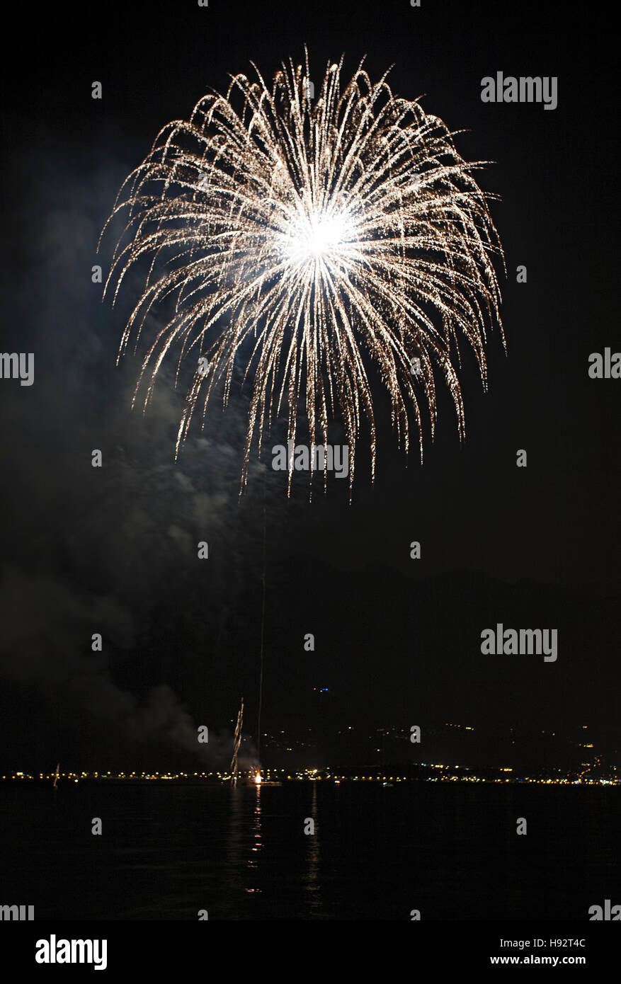 Fuochi d'artificio sul Lago di Garda, Limone sul Garda, Lombardia, Alto Adige, Italia. Foto Stock