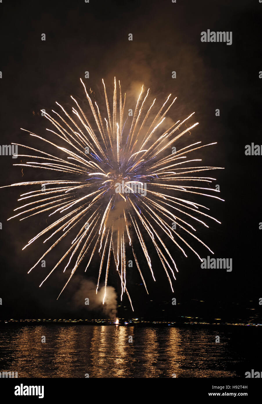 Fuochi d'artificio sul Lago di Garda, Limone sul Garda, Lombardia, Alto Adige, Italia. Foto Stock
