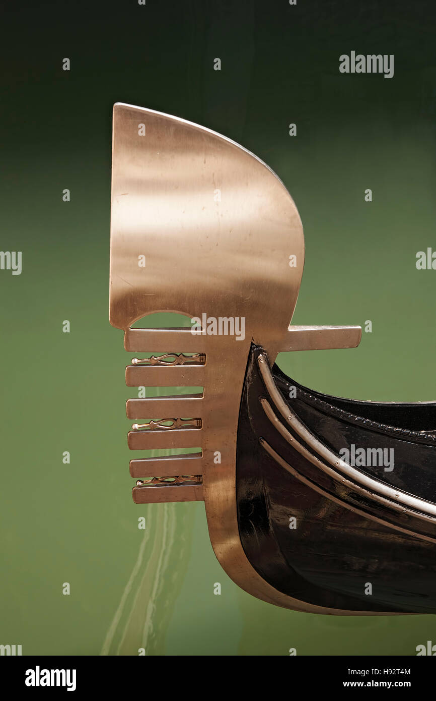 Il fronte d'oro di una gondola e riflesso in un canale di Venezia, Italia Foto Stock