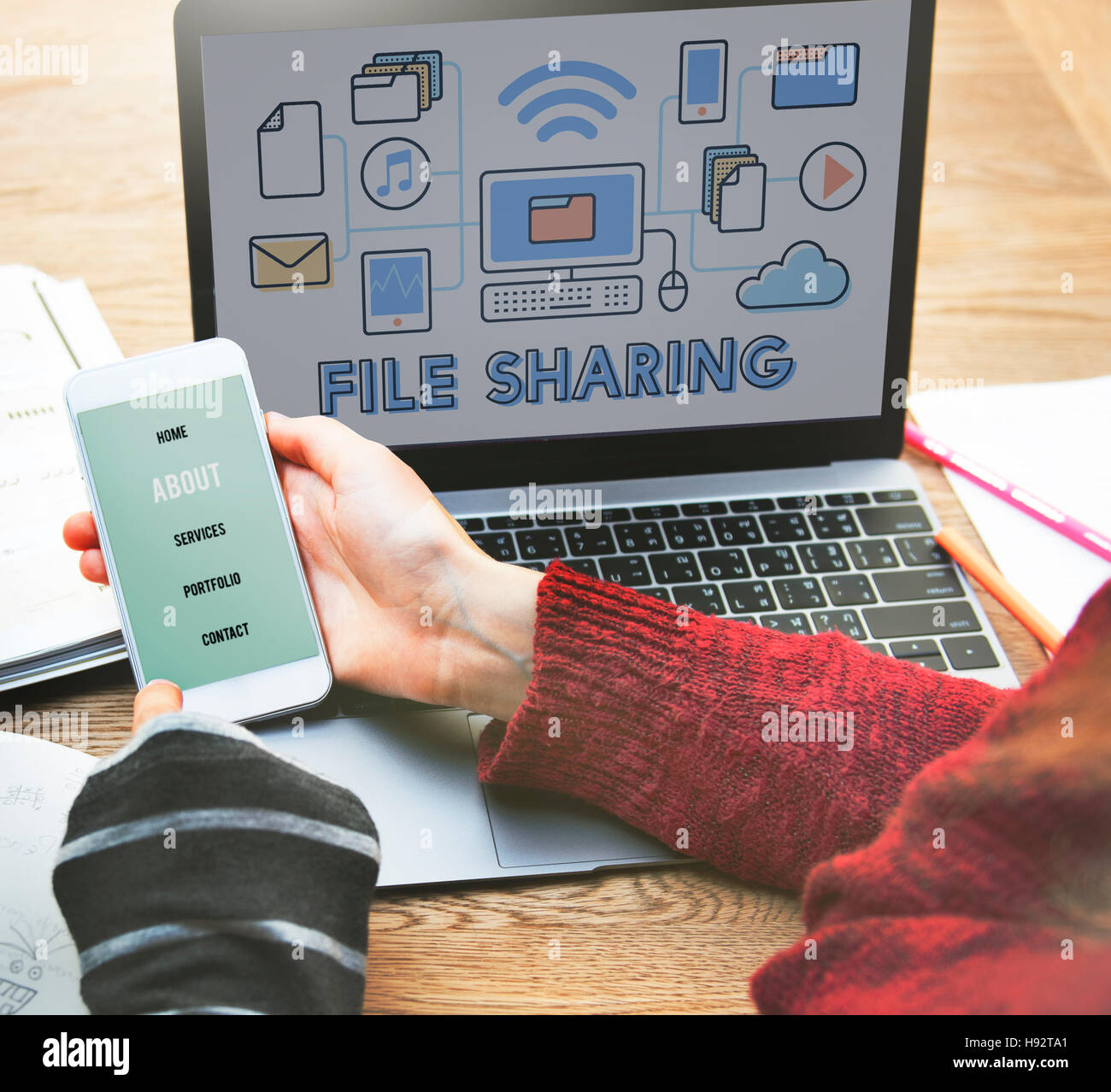La condivisione di file dati di tecnologia il concetto di trasferimento Foto Stock