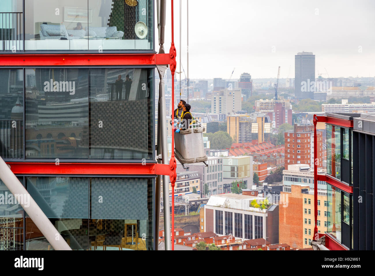 Window cleaners on a skyscraper immagini e fotografie stock ad alta  risoluzione - Alamy