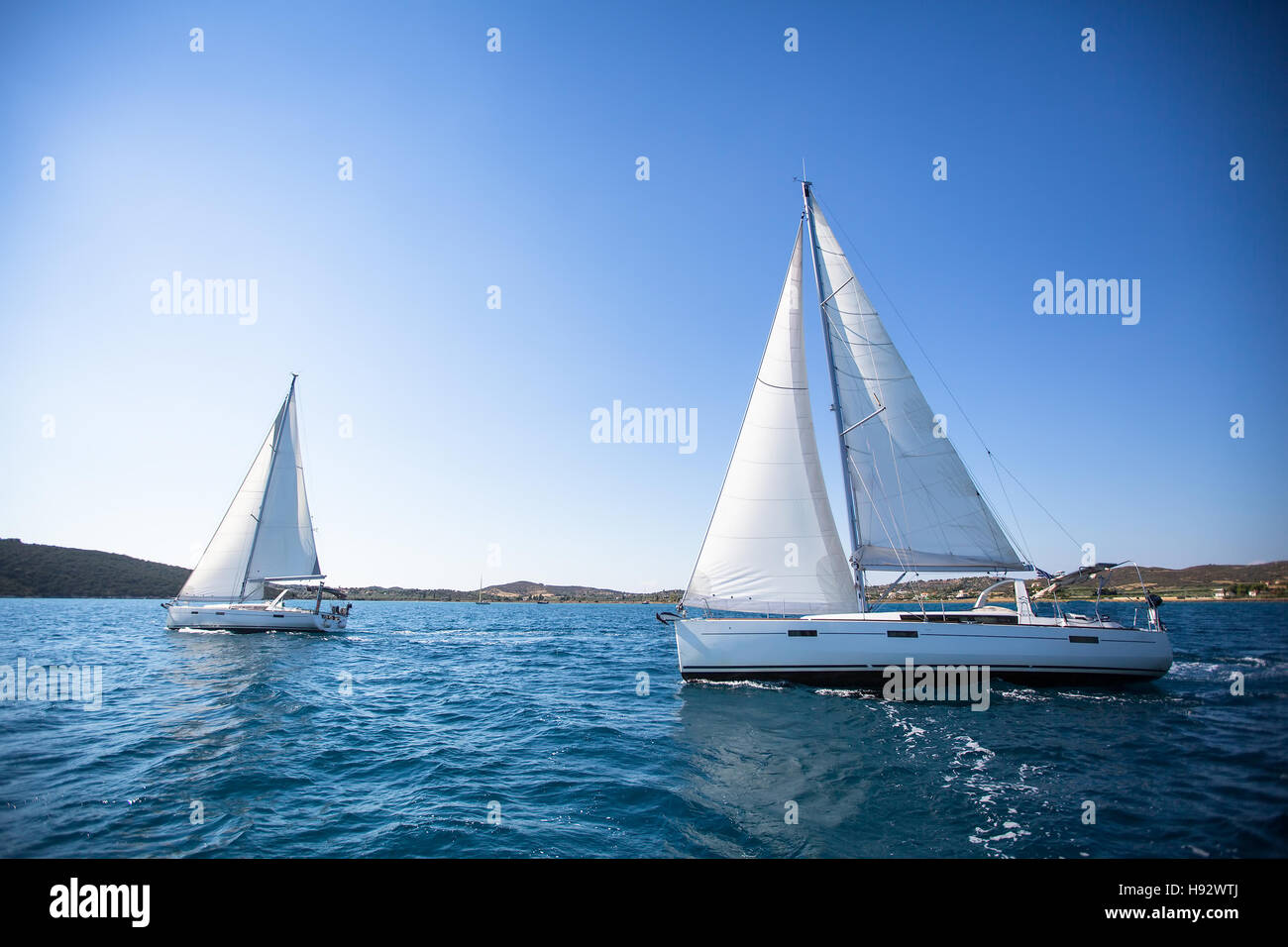 Barca a vela. Racing yacht nel Mare Egeo sul cielo blu sullo sfondo. Lo stile di vita di lusso. Foto Stock