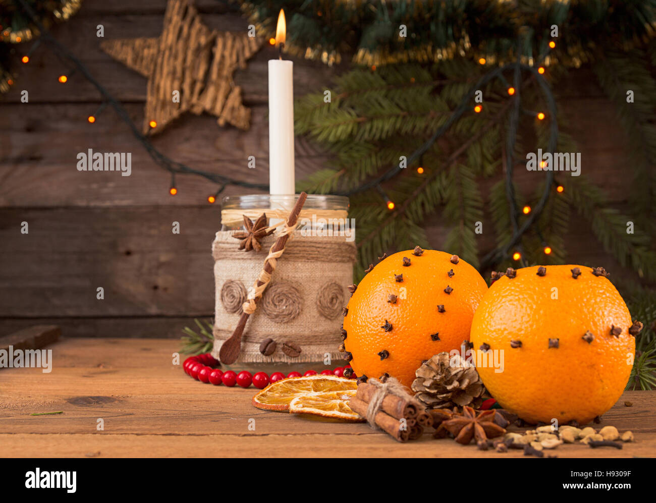 Ingredienti per il vin brulé su un tavolo di legno. Concetto di natale. Foto Stock