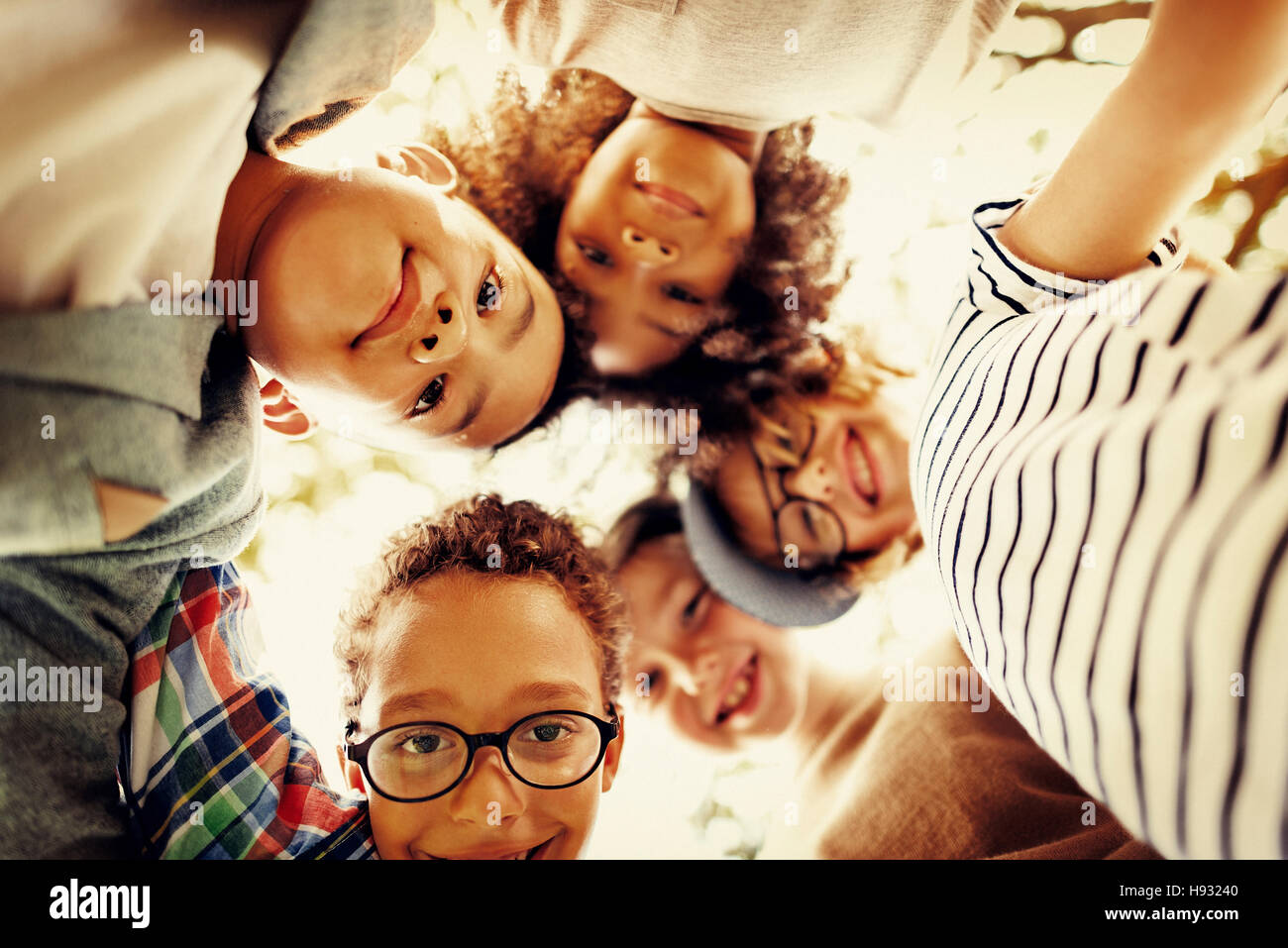 Bambini amicizia stare insieme sorridente concetto di felicità Foto Stock