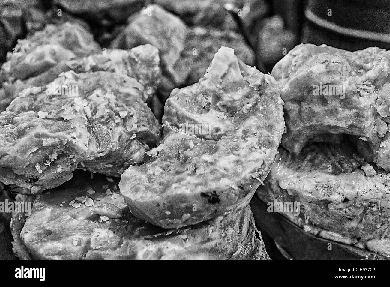 Zucchero di canna scuro jaggery in bianco e nero Foto Stock