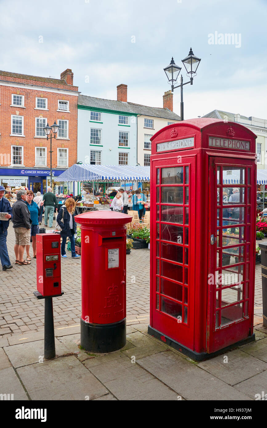 Sulla Piazza del Mercato di Ludlow sono un trio di Royal Mail oggetti dal passato. Foto Stock