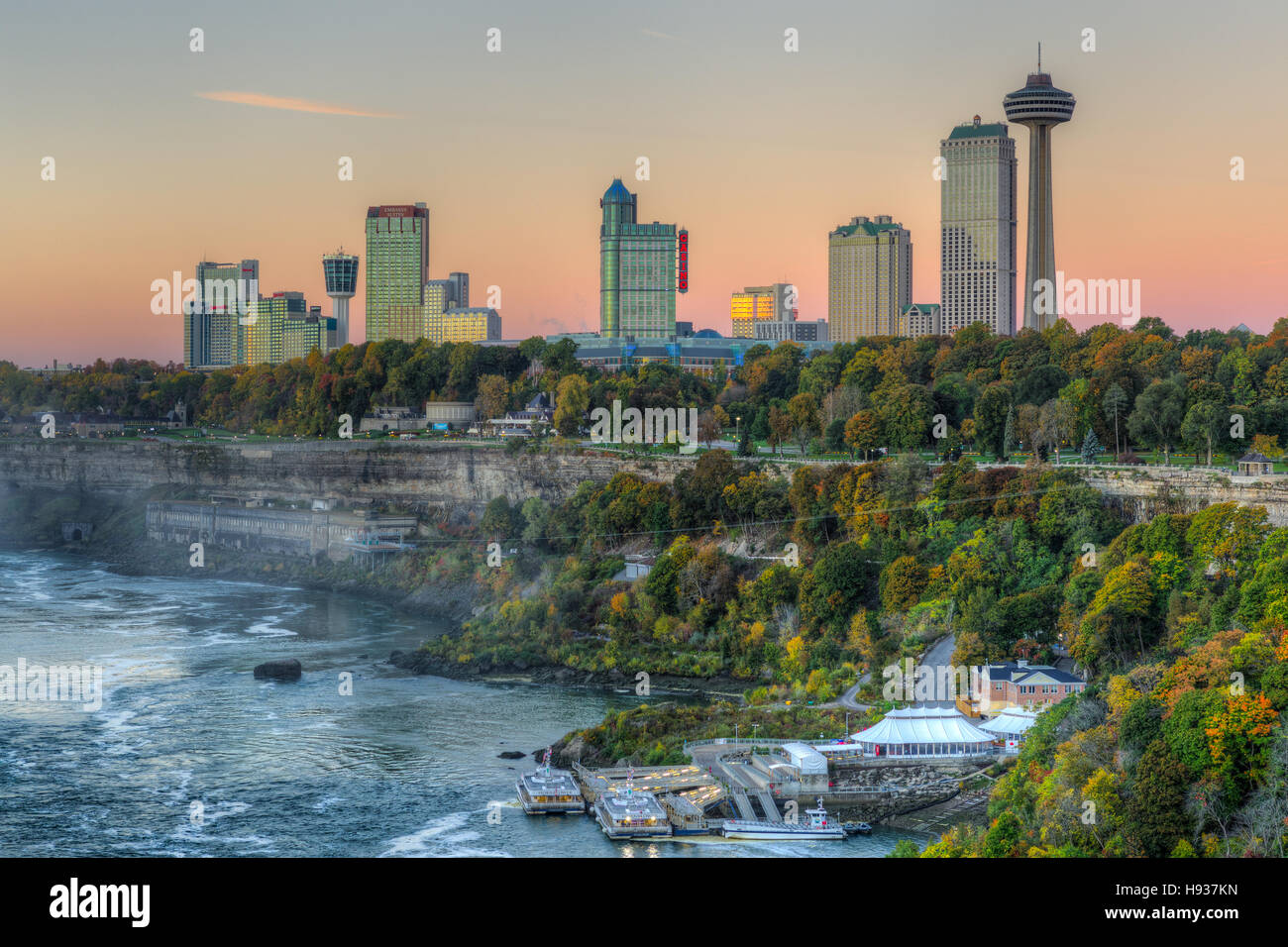 Una vista del Fiume Niagara e sullo skyline di Niagara Falls, Ontario prima del sorgere del sole. Foto Stock