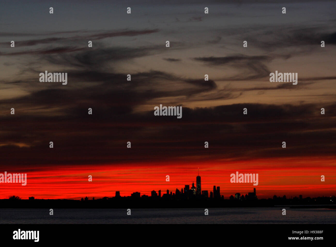 La parte inferiore di Manhattan, New York skyline della città come si vede dal Rockaways guardando attraverso la Giamaica Bay al tramonto. Foto Stock