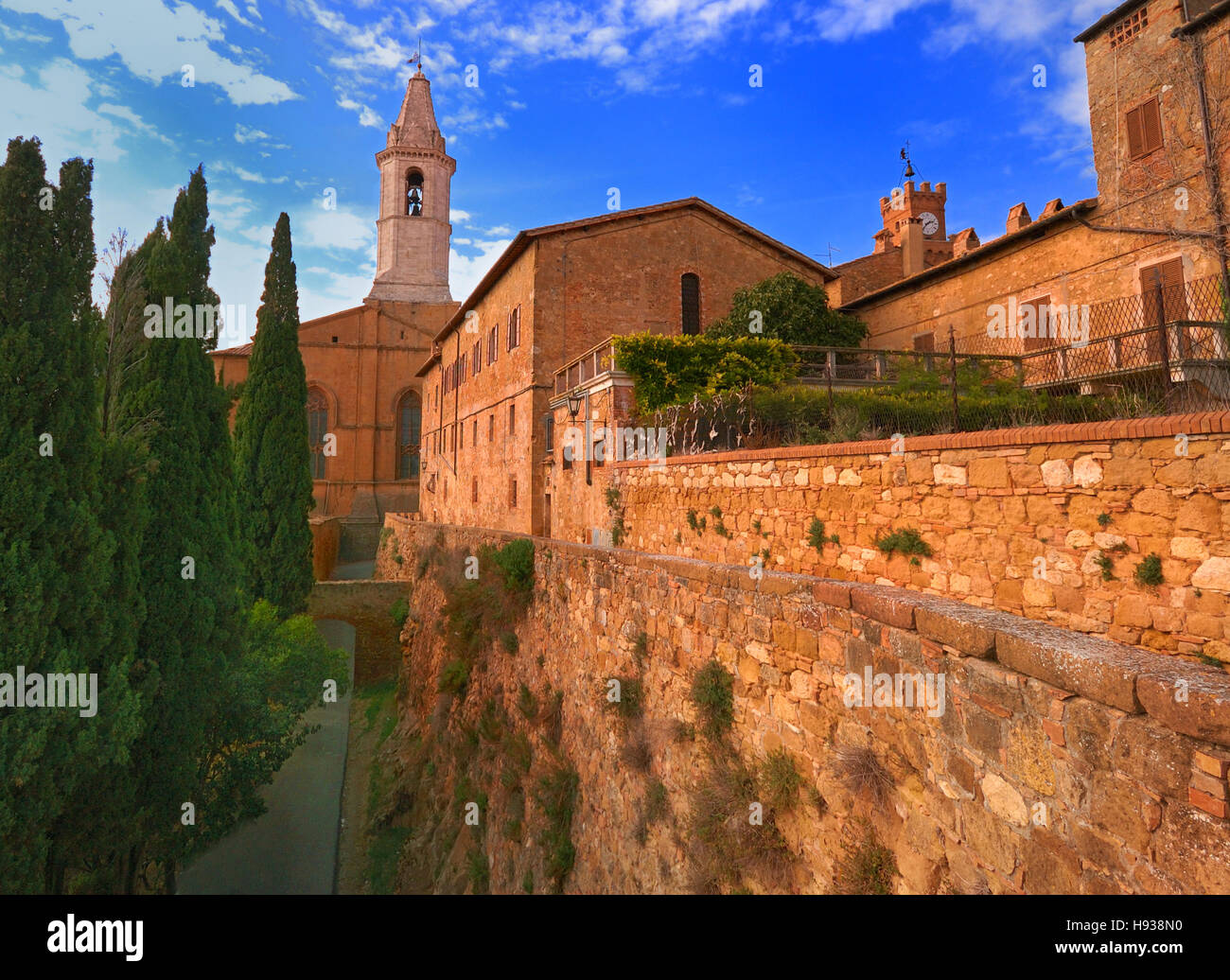 Vista di Pienza la chiesa e il municipio vecchio torri. Foto Stock