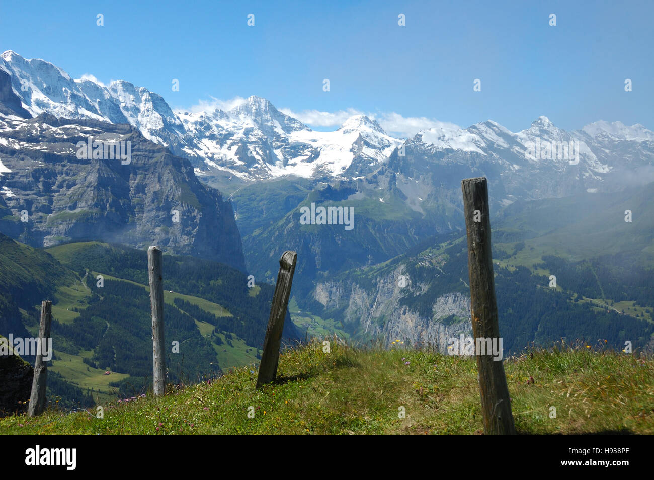 Valle di Lauterbrunnen nella Svizzera Oberland bernese con le cime innevate delle Alpi in background. Foto Stock
