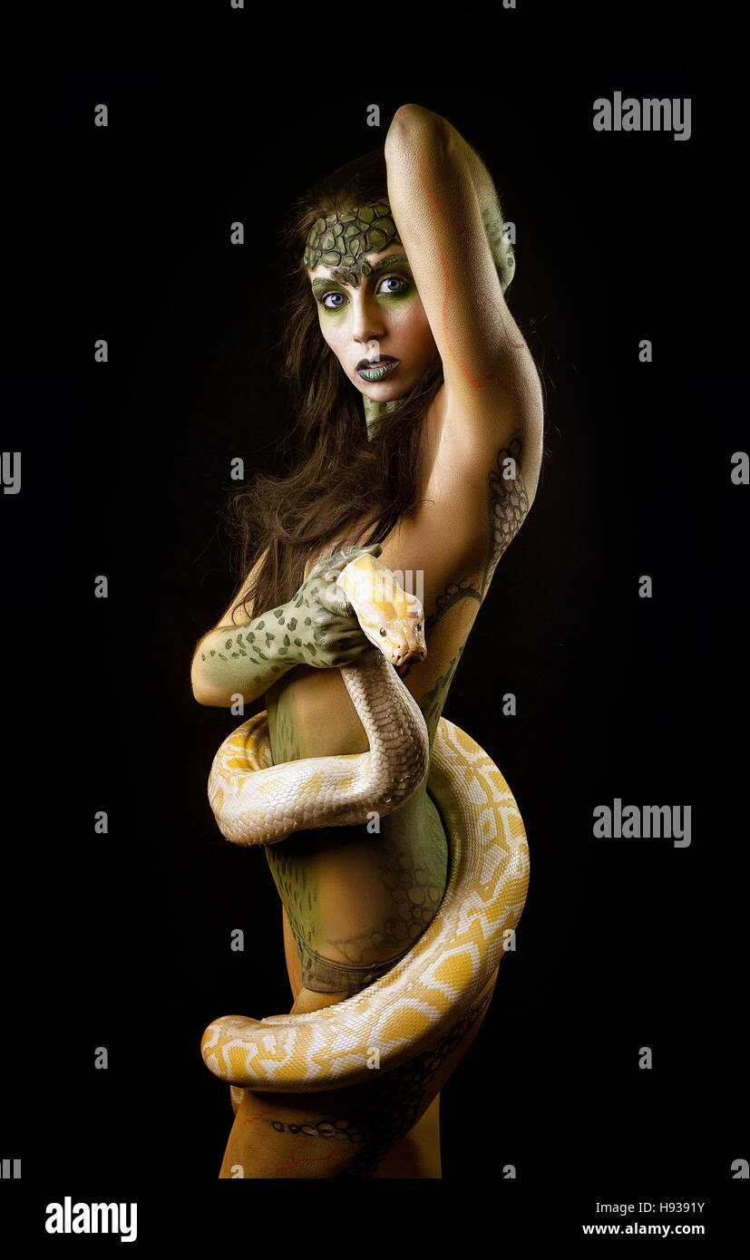 Immagine di fantasia di una bellissima femmina dea serpente con python birmano Foto Stock