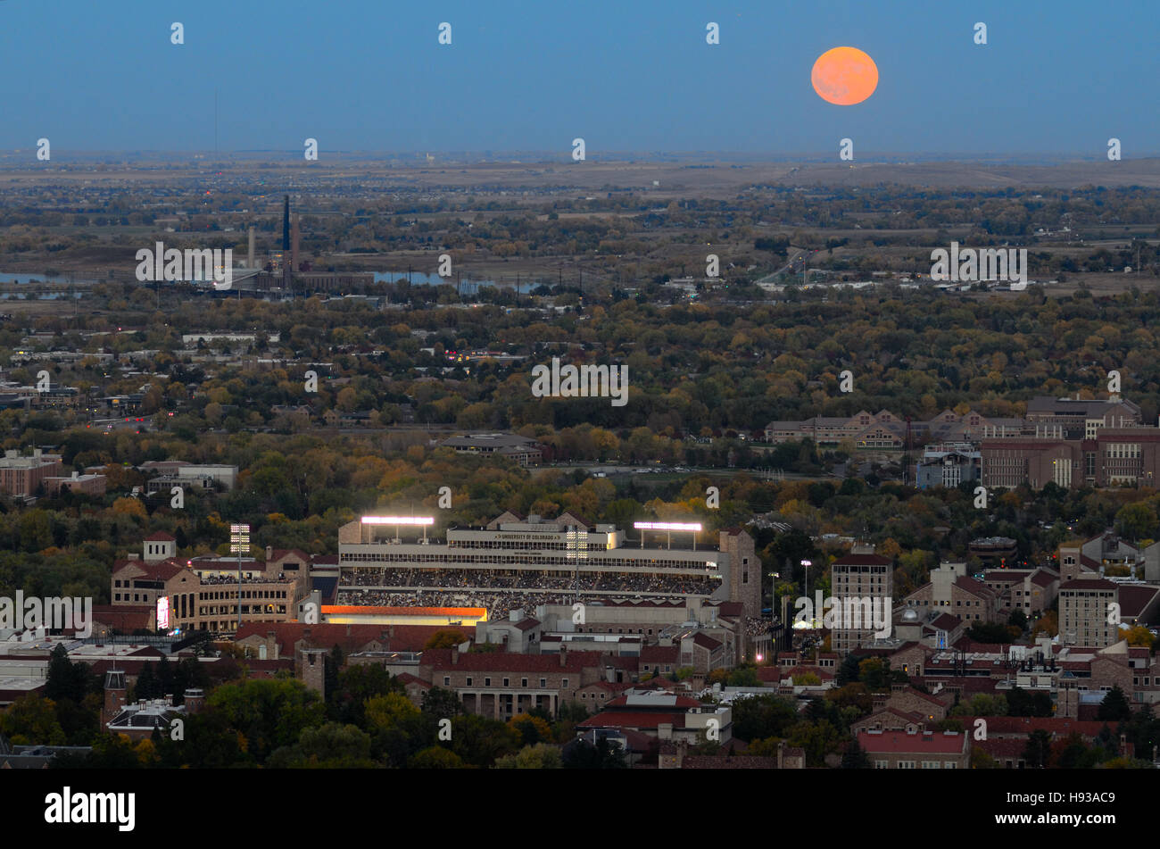 Hunter Luna sorge sopra il campo Folsom, la CU campus e parti di Boulder Foto Stock